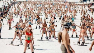 1.700 personas descienden en bikini o bañador por la nieve en Siberia